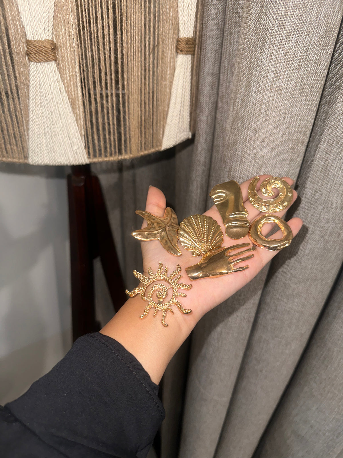 Golden brooches ✨✨ pack of 6 brooches .