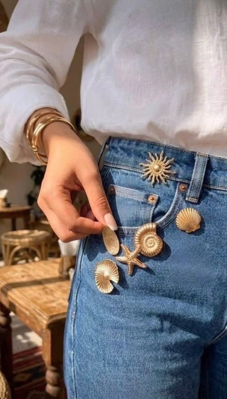 Golden brooches ✨✨ pack of 6 brooches .